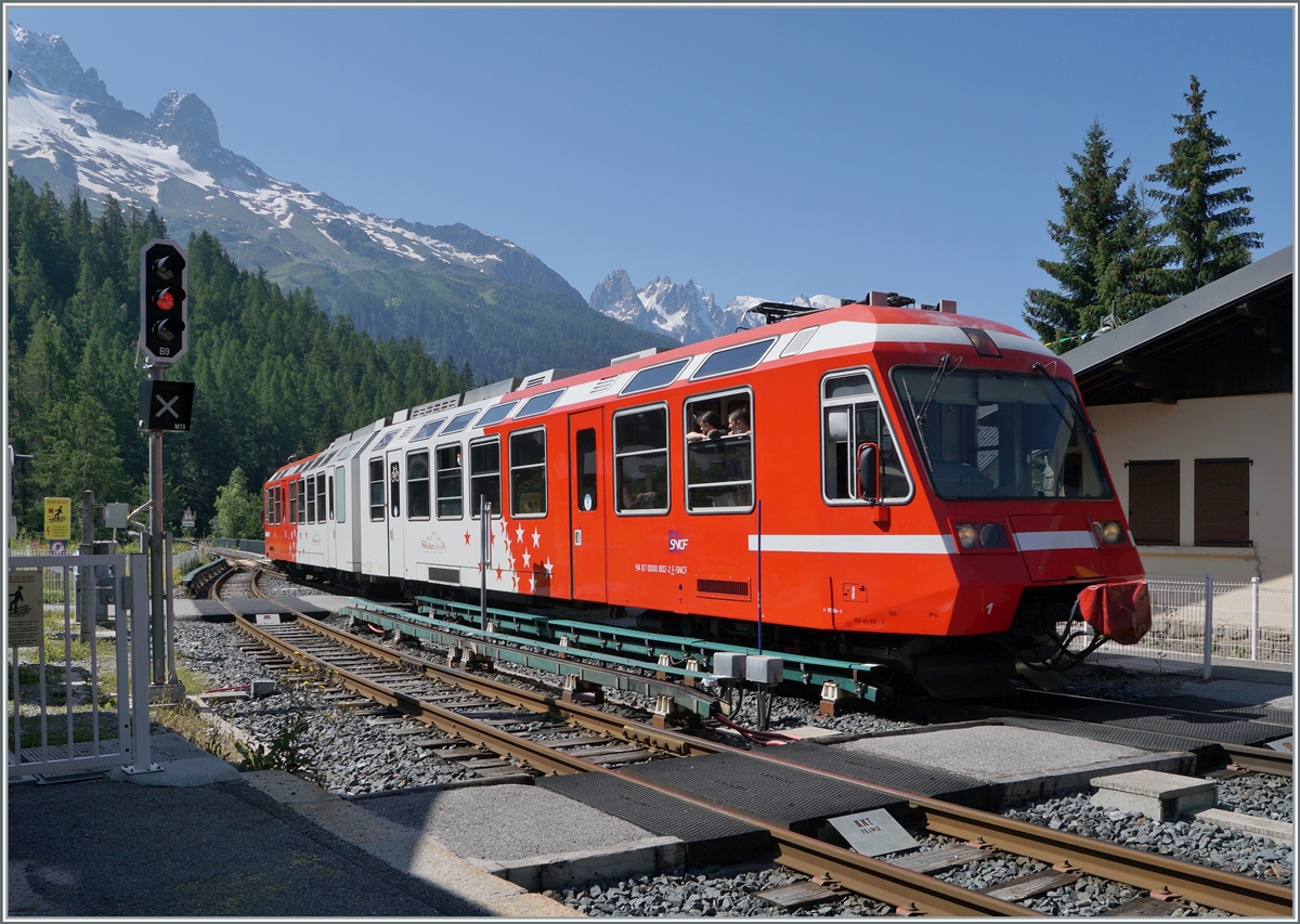 Der TMR/SNCF BD eh 4/8 N° 801/802 (94 87 0000 802-2 F SNCF) Triebzug erreicht auf seiner Fahrt von St-Gervais Les Bains Le Fayette nach Vallorcine vor dem Hintergrund des Mont Blanc Massivs den Bahnhof von Montroc Le Planet.

20. Juli 2021 