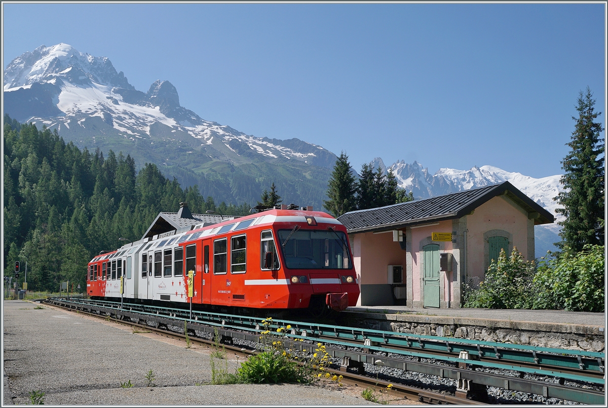 Der TMR/SNCF BD eh 4/8 N° 801/802 (94 87 0000 802-2 F SNCF) Triebzug auf seiner Fahrt von St-Gervais Les Bains Le Fayette nach Vallorcine beim Halt in Der TMR/SNCF BD eh 4/8 N° 801/802 (94 87 0000 802-2 F SNCF) Triebzug erreicht auf seiner Fahrt von St-Gervais Les Bains Le Fayette nach Vallorcine im Bahnhof von Montroc Le Planet.

20. Juli 2021