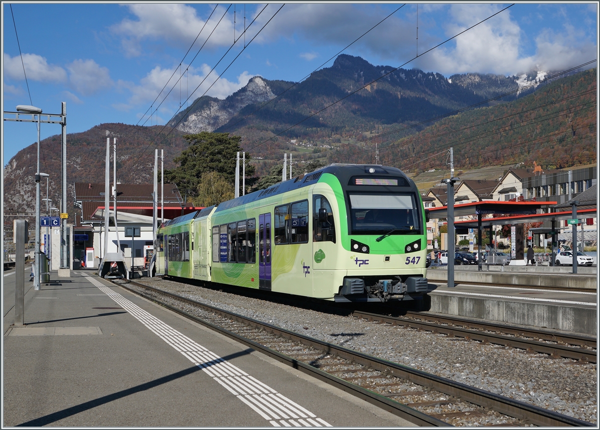 Der TPC Beh 2/6 547 wartet in Aigle auf die Abfahrt nach Champéry.

5. Nov. 2022