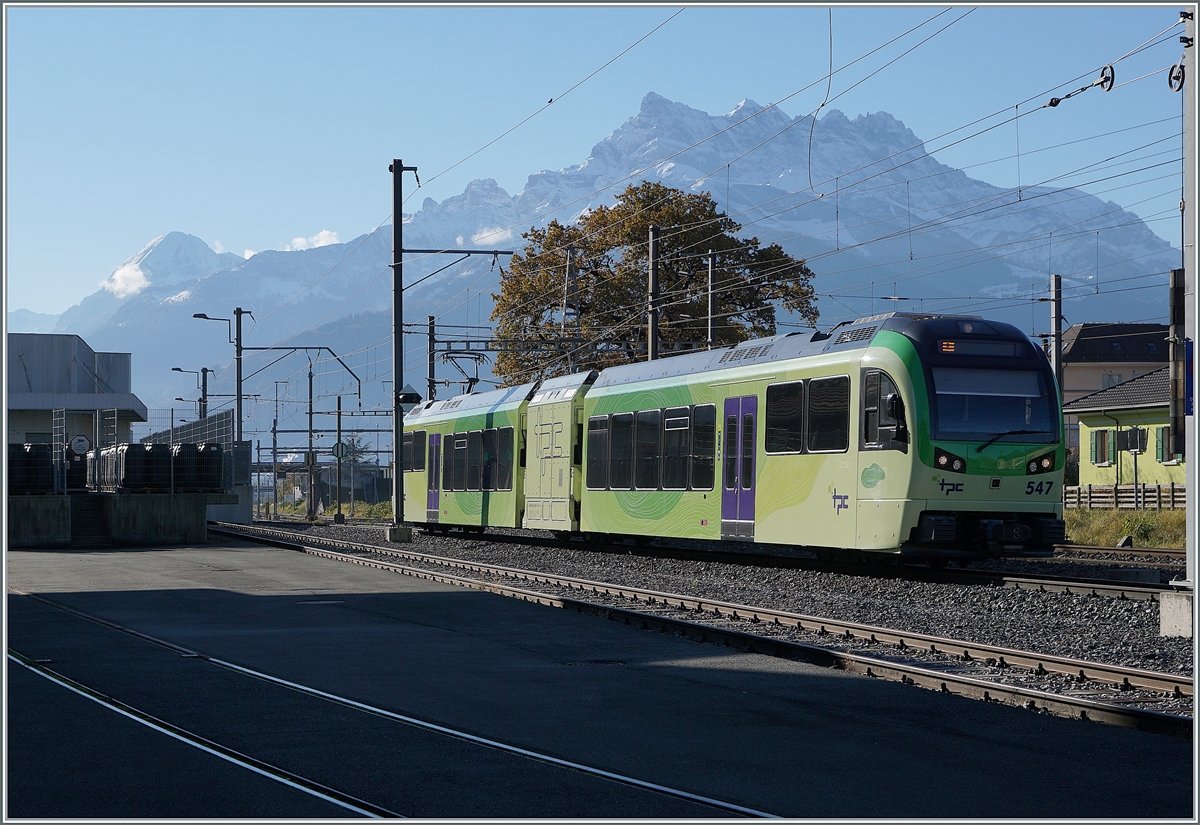 Der TPC Beh 2/6 547 erreicht Aigle. Im Hintergrund die Dent de Midi, mit seinen sieben Gipel: Cime de l’Est, Forteresse, Cathédrale, Eperon, Dent Jaune, les Doigts und Haute Cime welche die Namensgeber der sieben TPC Beh 2/6 sind. 

5. Nov. 2021