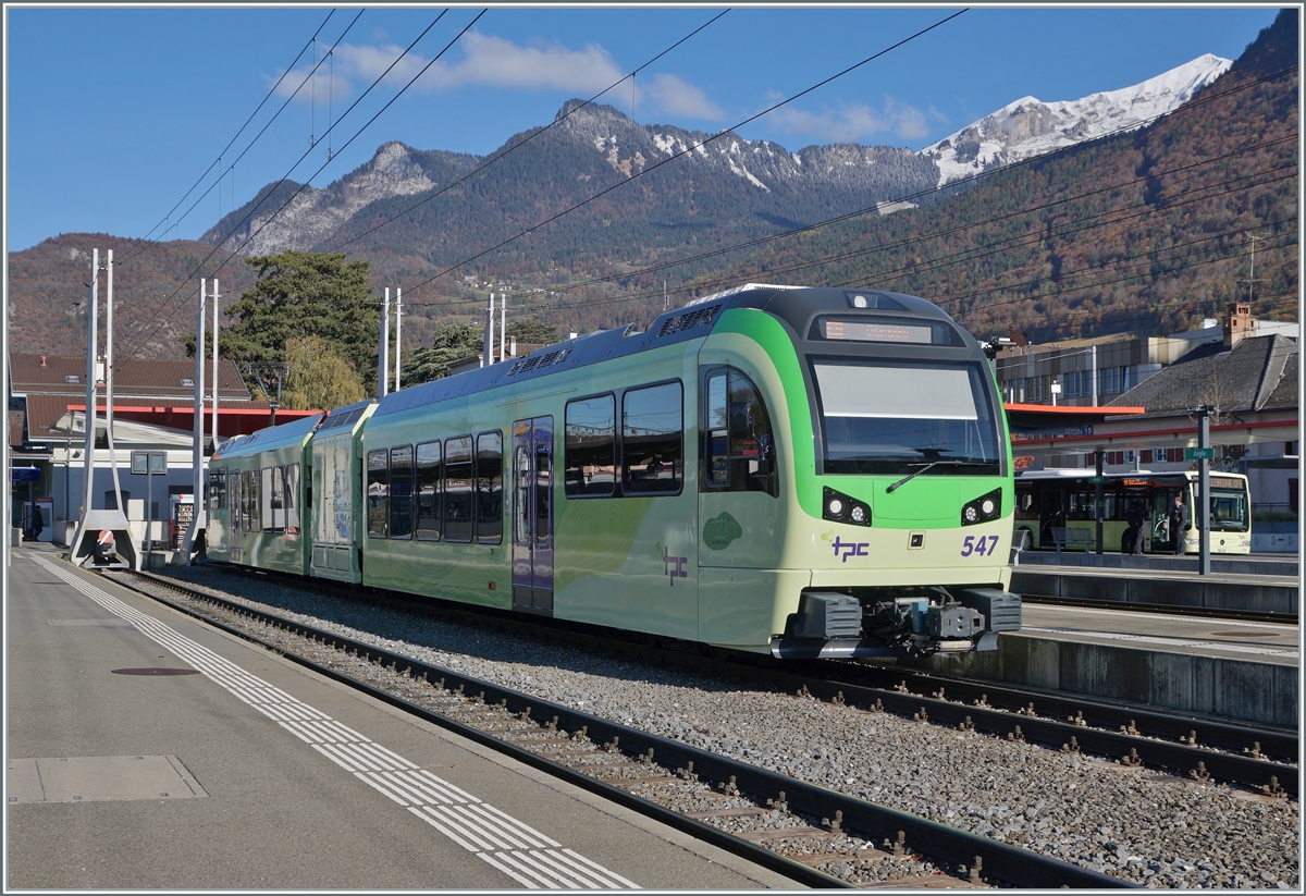 Der TPC Beh 2/6 547  La Haute Cime  in Aigle Unter dem Führerstandsfenster erkennt man die Beschriftung  La Haute Cime 

5. November 2021