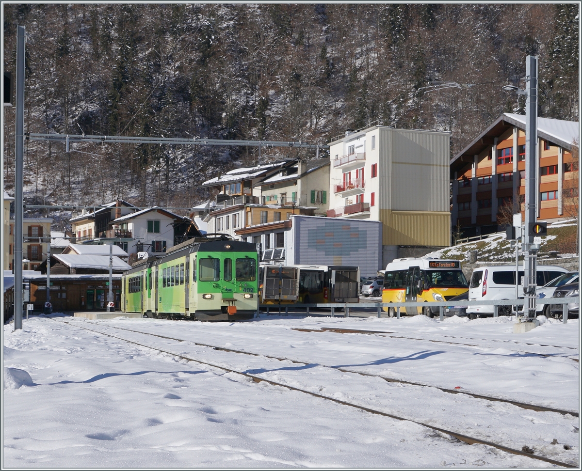 Der TPC Beh 4/8 591 nach Aigle hat Le Sépey bereits verlassen. Der Gegenzug hingegen, bestehend aus den beiden BDe 4/4 401 und 402 wartet auf die baldige Weiterfahrt nach Les Diablerets. 

11. Januar 2021