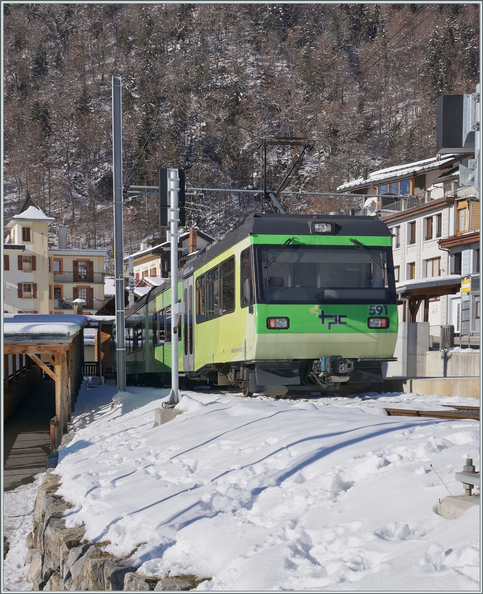 Der TPC Beh 4/8 591 ist von Les Diablerets kommend im kleinen Kopfbahnhof von Le Sépey eingetroffen, wird hier für die Weiterfahrt nach Aigle die Fahrtrichtung ändern und den Gegenzug abwarten. 

11. Januar 2021