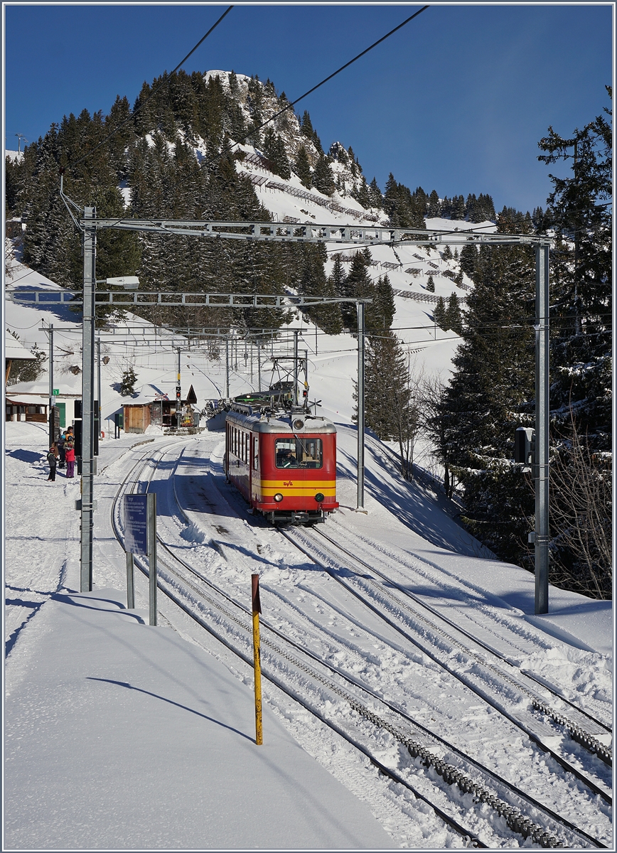 Der TPC BVB BDeh 2/4 25 beim Kreuzungshalt in der Station Bouquetins.


12. März 2019