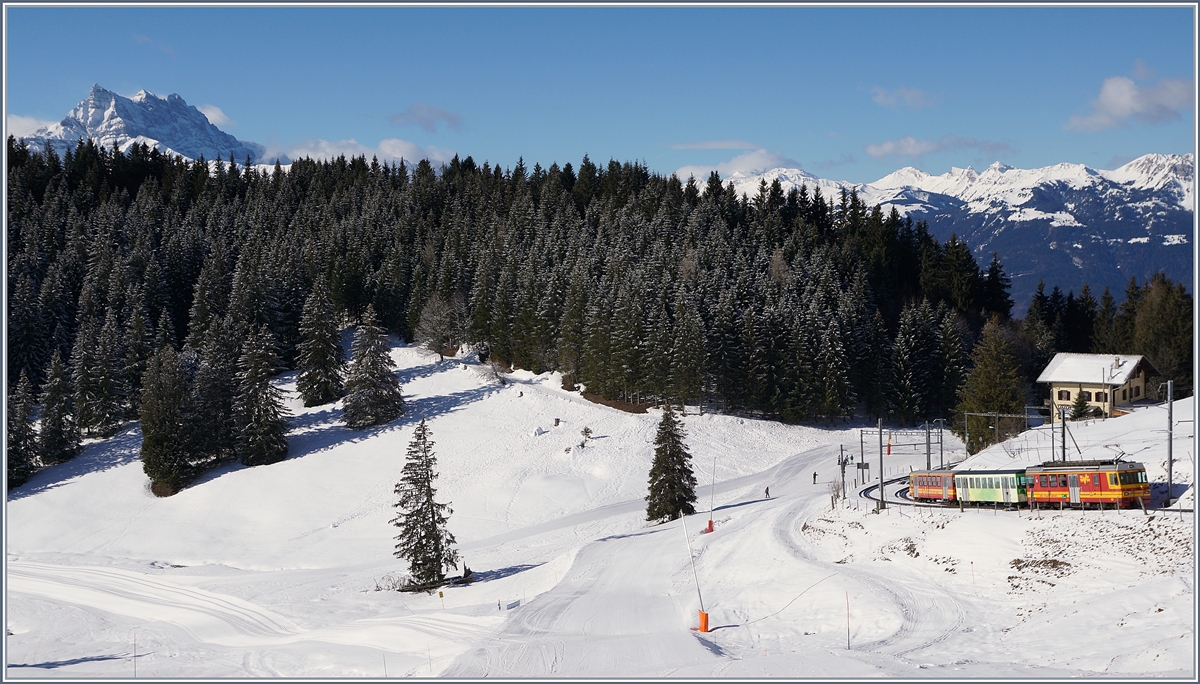 Der TPC BVB BDeh 4/4 83 erreicht den Bahnhof Col-du-Soud. 

5. März 2019