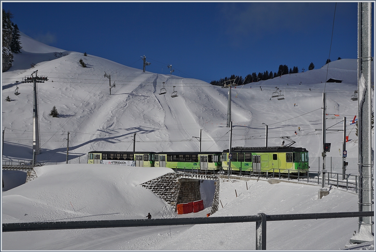 Der TPC BVB BDeh 4/4 81 verlässt mit einem Regionalzug den Gipfelbahnhof Col-de-Bretaye.

12. März 2019