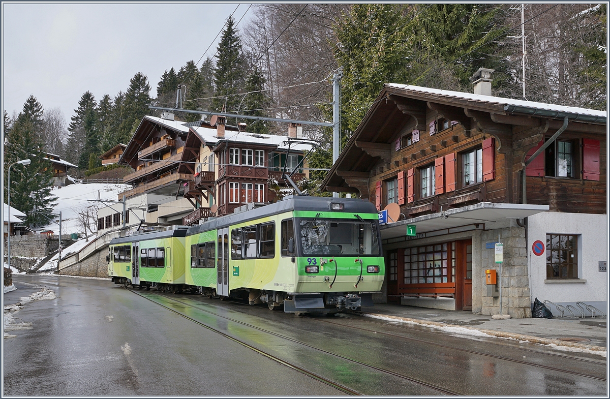 Der TPC BVB BDeh 4/8 93 verlässt als Regionalzug 536 den Bahnhof Arveyes und wird in Kürze sein Ziel Villars sur Ollon erreichen.

12. März 2019