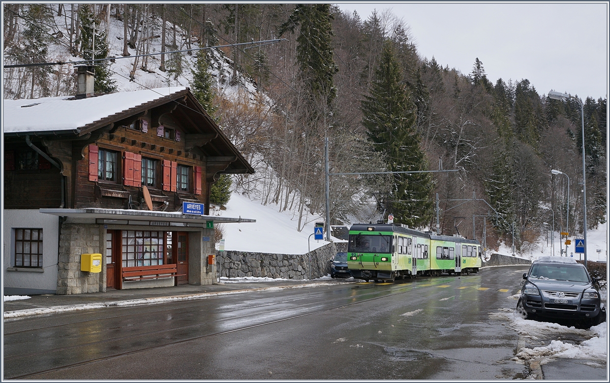 Der TPC BVB BDeh 4/8 93 erreicht als Regionalzug 536 von Bex kommend den Bahnhof Arveyes und fährt dort am Hausbahnsteig ein. 


12. März 2019