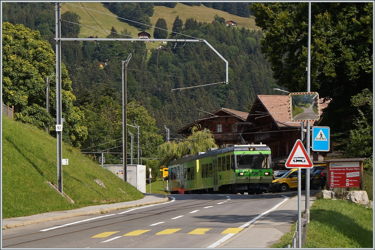Der TPC BVB Beh 4/8 92 verlässt auf seiner Fahrt von Villars nach Bex die Station La Barboleuse, deren Gleisanlage sich grosszügig auf der Strasse verteilt hat.

24. August 2021