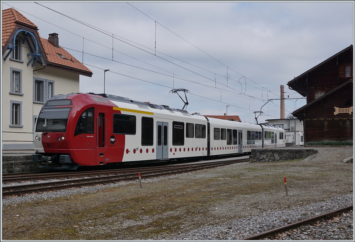 Der TPF ABe 23/4 b Be 2/4 101  Moitié Moitié  wartet im Bahnhof von Broc Fabrique auf die Abfahrt nach Bulle.  Kurz darauf begannen die Bauarbeiten zum Umbau auf Normalspur.

3. April 2021

