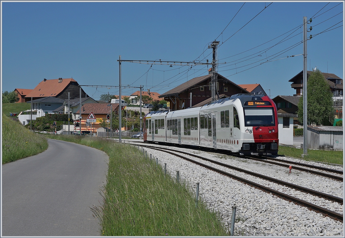 Der TPF ABe 2/4 + B + Be 2/4 (Stadler SURF) 101 nach Palézieux wartet in Vaulruz Sud auf den Gegenzug. 

19. Mai 2020 