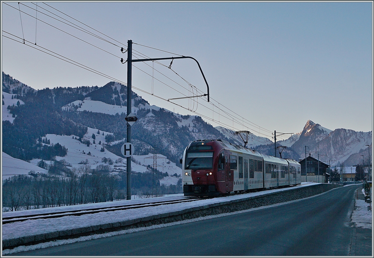Der TPF ABe 2/4 - B - Be 2/4 101 hat nach einem kurzen Halt Neirivue verlassen und fährt nun weiter in Richtung Bulle. 

11. Jan. 2021