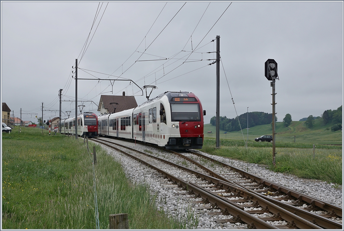 Der TPF Be 2/4 101/ B / ABe 2/4 101 von Palézieux nach Bulle kreuzt mit dem Gegenzug nach Palézieux in La Verrerie.

12. Mai 2020