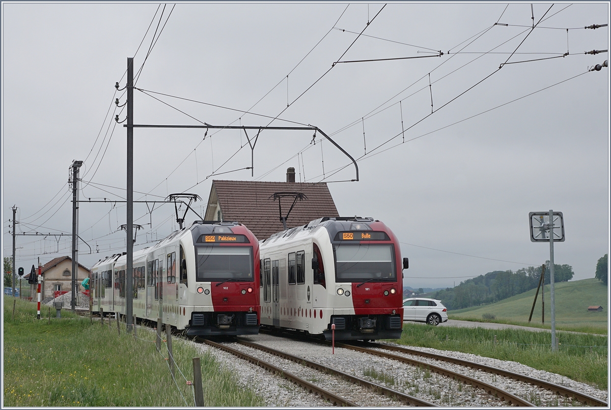 Der TPF Be 2/4 101/ B / ABe 2/4 101 von Palézieux nach Bulle kreuzt mit dem Gegenzug nach Palézieux in La Verrerie.

12. Mai 2020