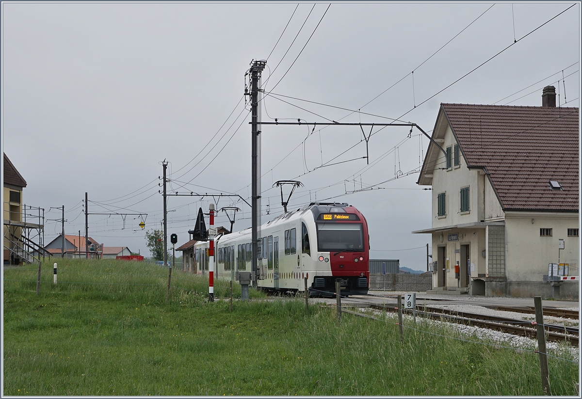 Der TPF Be 2/4 102/ B / ABe 2/4 102 nach Palézieux färht nach der Kreuzung mit dem Gegenzug  in La Verrerie weiter.

12. Mai 2020
