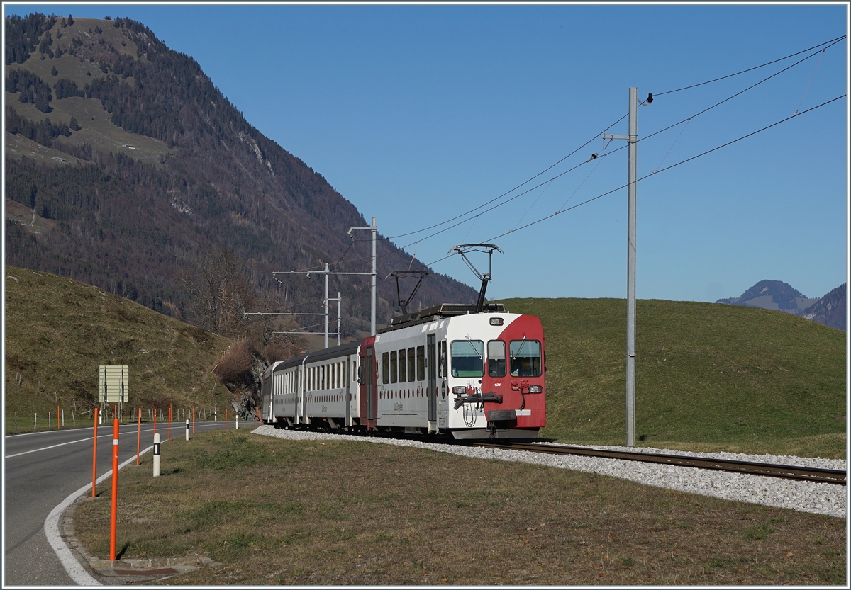 Der TPF Be 4/4 121 schiebt bei Lessoc seine Regionalzug, bestehend aus dem B 207, B 209 und dem Abt 221 in Richtung Bulle.

26. Nov. 2020