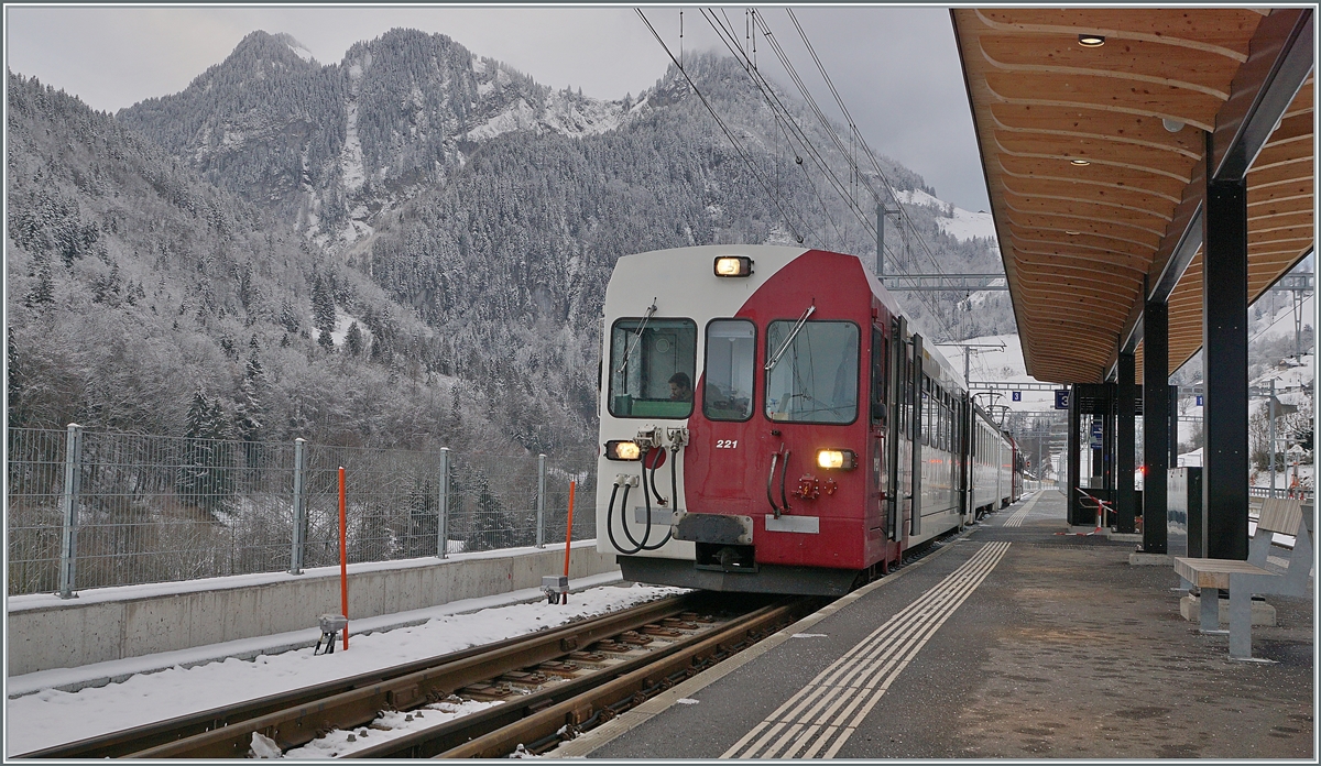 Der TPF Be 4/4 121 mit dem B 207 (ex MOB), B209 (ex MOB) und dem ABt 221 wartet in Montbovon auf die Abfahrt nach Bulle. 

3. Dez. 2020