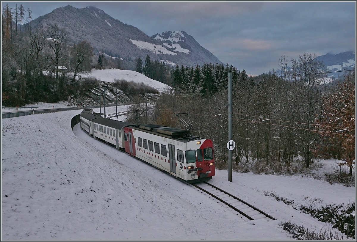 Der TPF Be 4/4 121 mit dem B 207 (ex MOB), B209 (ex MOB) und dem ABt 221 ist kurz nach Lessoc entlang des Stausees Lac de Lessoc als RER 51 nach Montbovon unterwegs.

3. Dezember 2020