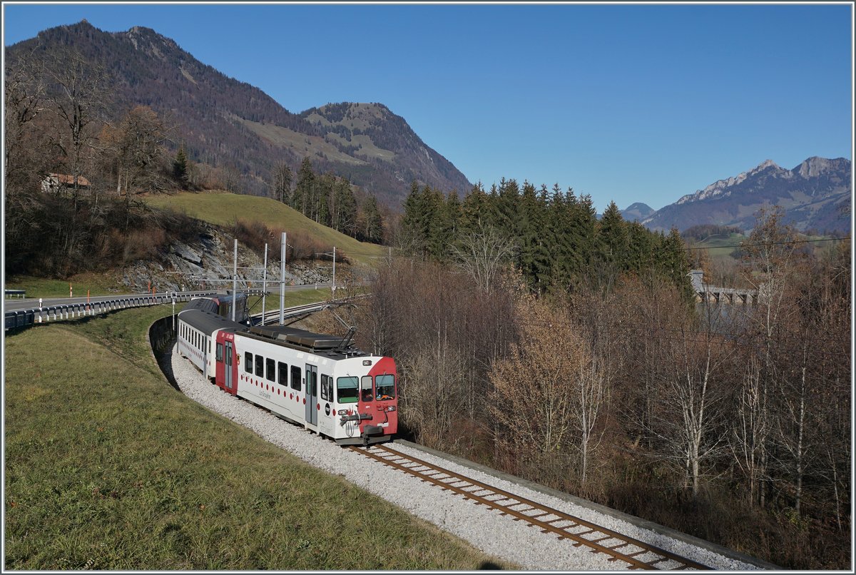 Der TPF Be 4/4 121 mit dem B 207 (ex MOB), B209 (ex MOB) und dem ABt 221 ist kurz nach Lessoc entlang des Stausees Lac de Lessoc als RER 51 14766 unterwegs.

26. Nov. 2020