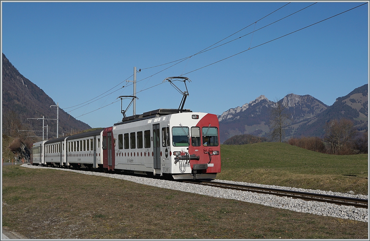 Der TPF Be 4/4 121 mit dem B 207 (ex MOB), B209 (ex MOB) und dem ABt 221 ist unmittelbar bei der Haltestelle von Lessoc als RER 51 14769 vor dem Hintergrund der Freiburger Alpen auf dem Weg nach Bulle. 

26. Nov. 2020