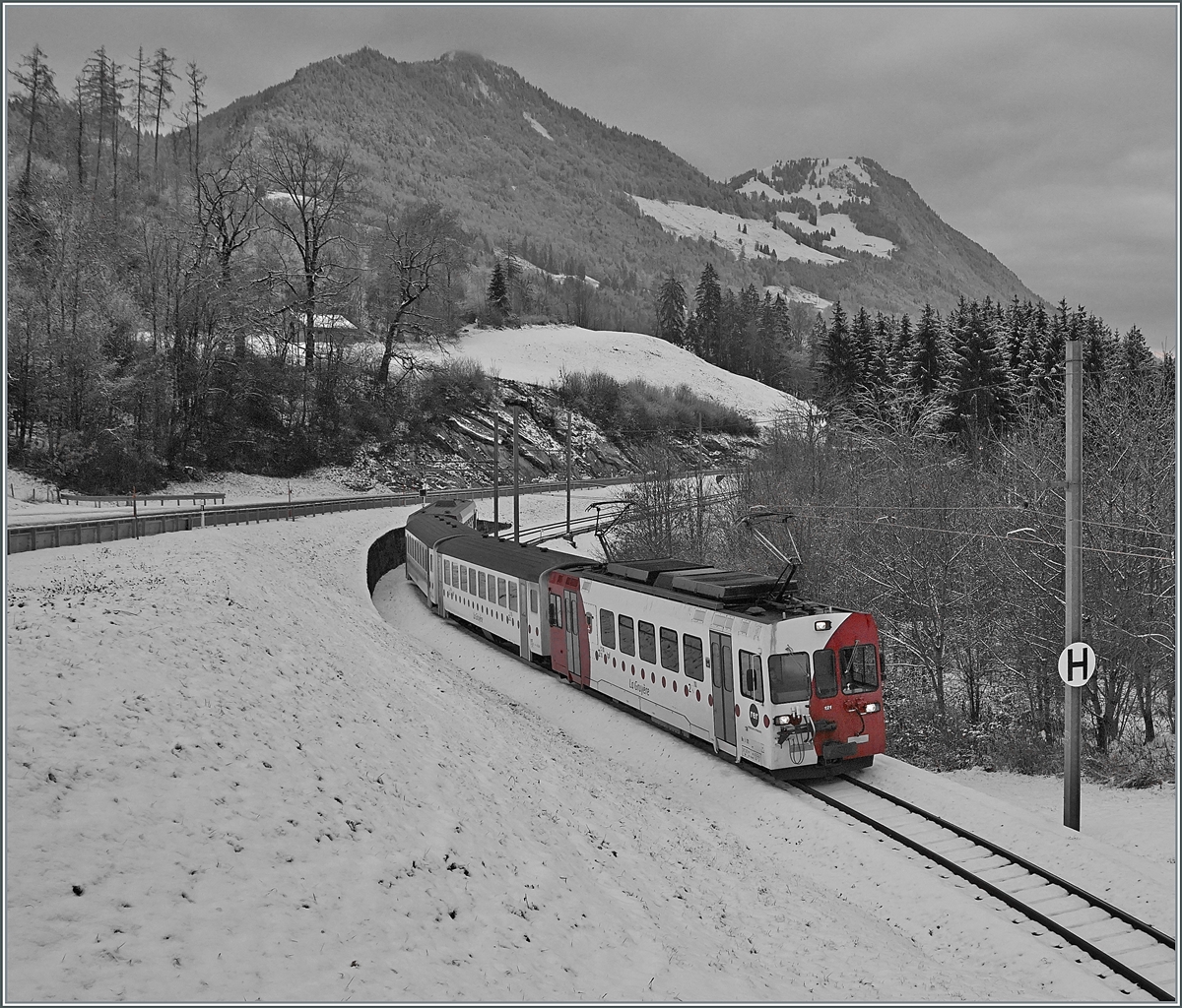 Der TPF Be 4/4 121 ist kurz nach Lessoc entlang des Stausees Lac de Lessoc auf dem Weg nach Montbovon. 

3. Dez. 2020