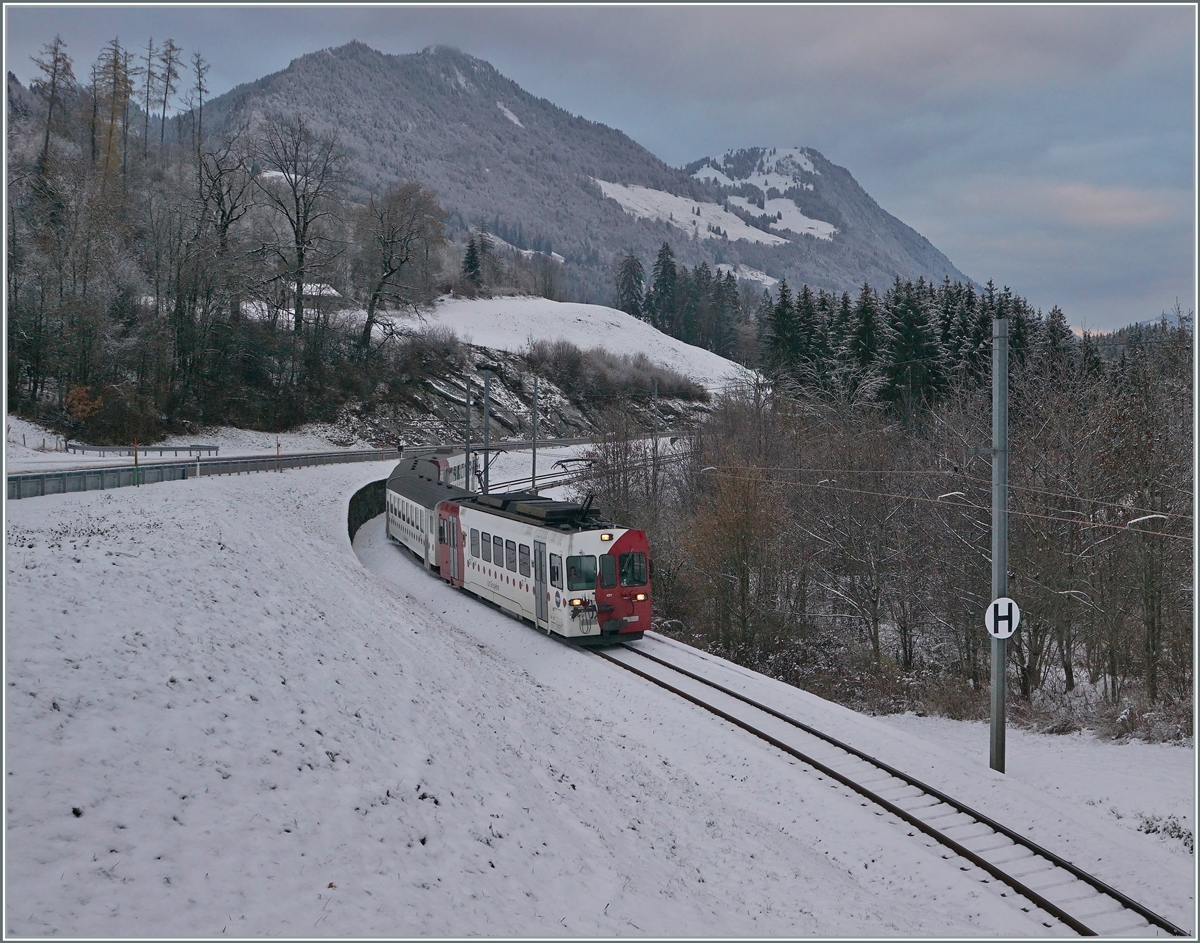 Der TPF Be 4/4 121 ist kurz nach Lessoc entlang des Stausees Lac de Lessoc auf dem Weg nach Montbovon. 

3. Dez. 2020