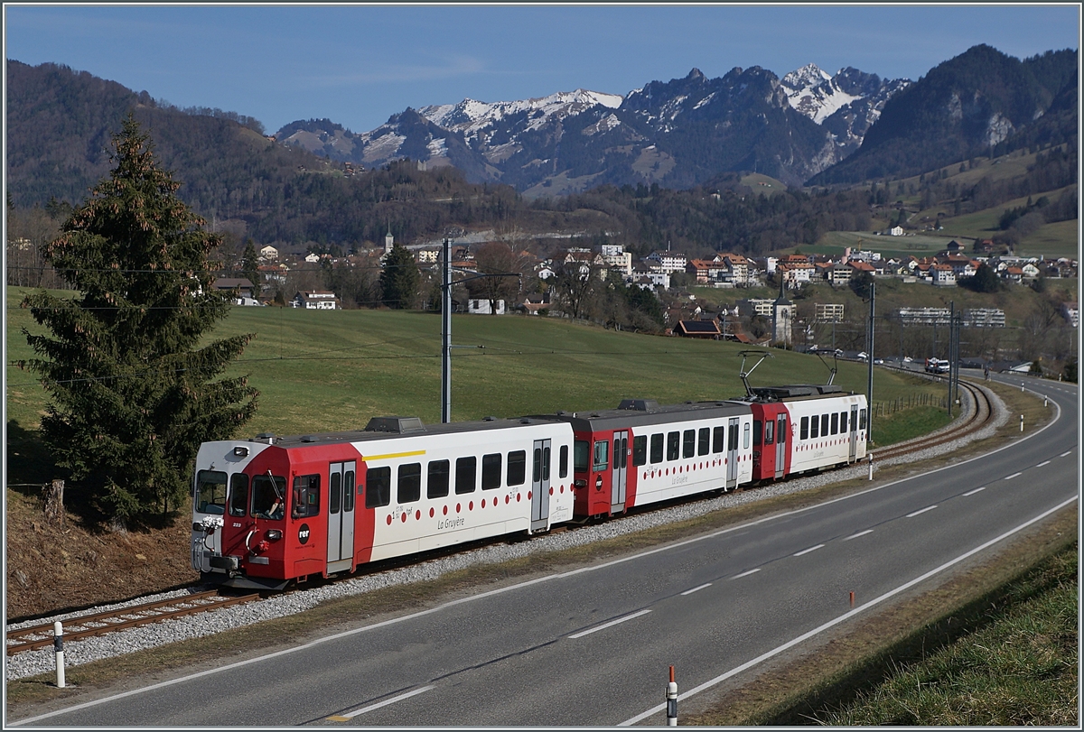 Der TPF Be 4/4 schiebt seine beiden Steuerwagen Bt 224 und ABt 223 kurz nach Broc in Richtung Bulle. Nach Ostern wird der Verkehr baustellenbedingt eingestellt und die Strecke Bulle - Broc auf Normalspur umgespurt. 

02. März 2021