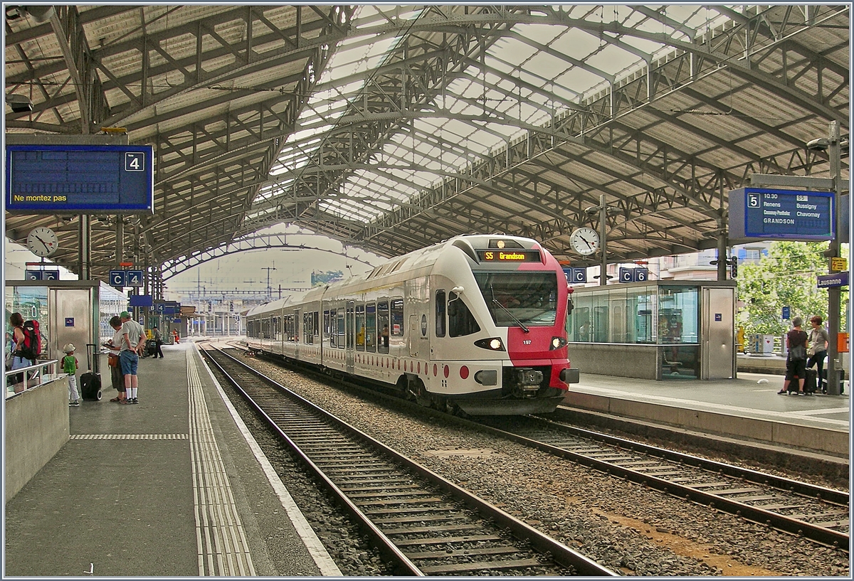 Der tpf Flirt RABe 526 117 anstelle eines SBB Flirts wartet als S 5 nach Grandson in Lausanne auf die Abfahrt.

20. Juli 2019  