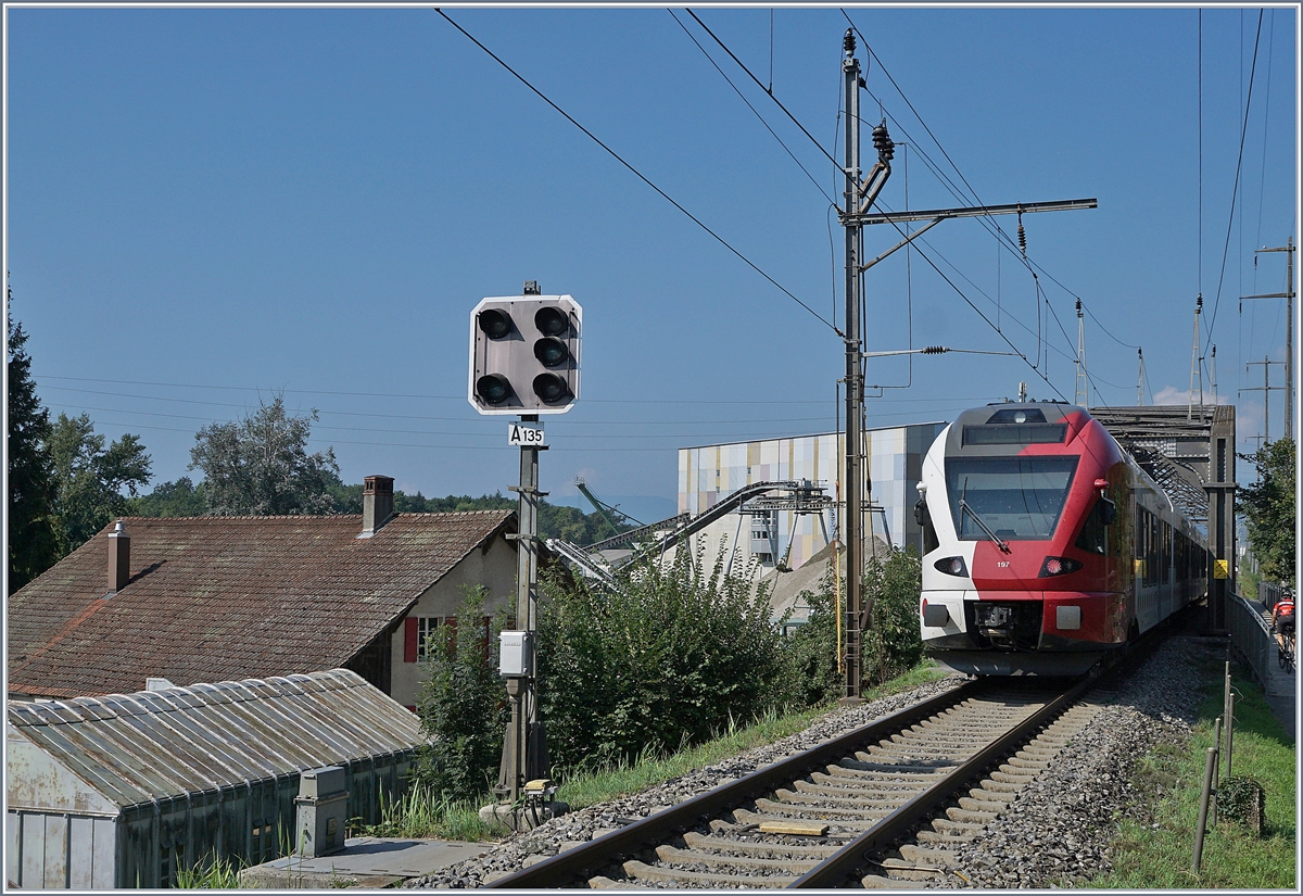 Der TPF RABe 526 197 auf dem Weg von (Fribourg) - Murten nach Neuchâtel kurz nach der Haltestelle Zielbrücke.

30. August 2019