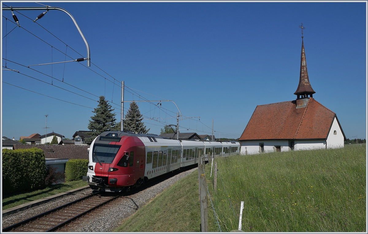 Der TPF RABe 527 192 ist als RE bei Vaulruz nach Bulle unterwegs. 

19. Mai 2020