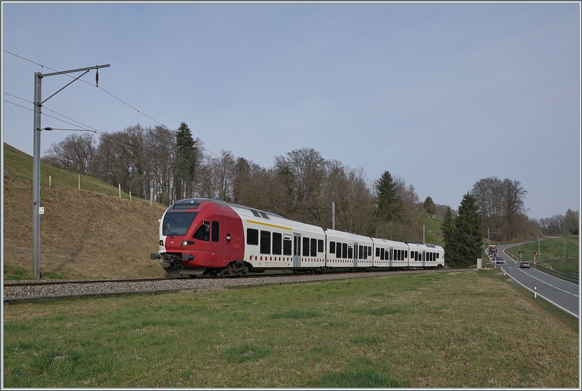 Der TPF RABe 527 192 ist bei Pensier auf dem Weg in Richtung Fribourg. 

29. März 2022
