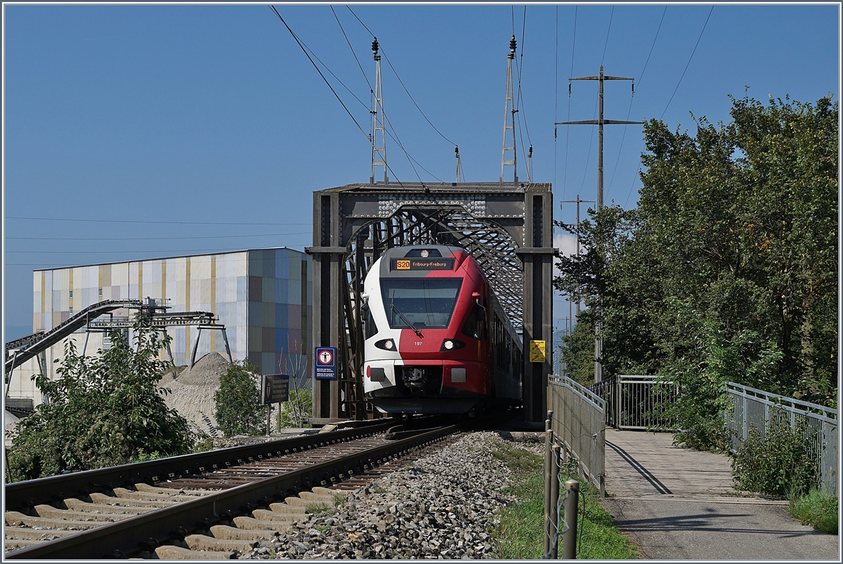 Der TPF RABe 527 197 unterwegs von Neuchâtel nach Fribourg bei der Ziehlbrücke. 


30. Aug. 2019