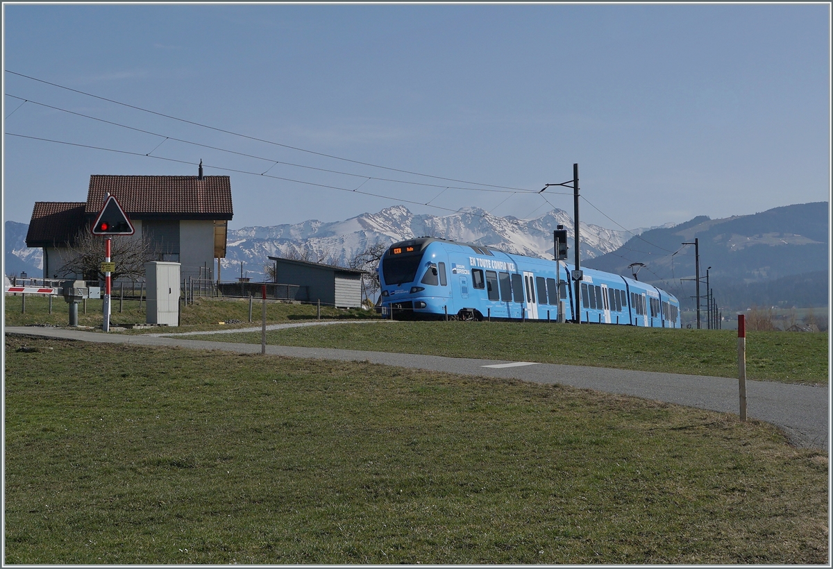 Der TPF RABe 527 198 ist als RE 3822 von Bern nach Bulle zwischen Sâles und Vaulruz unterwegs Das helle Blau des Zuges gefällt mir sehr gut, wobei überraschend festzustellen ist, dass das  Groupe Grisoni -Blau wie man es Land auf Land ab zu sehen bekommt, weitaus dunkler ist. 

2. März 2021