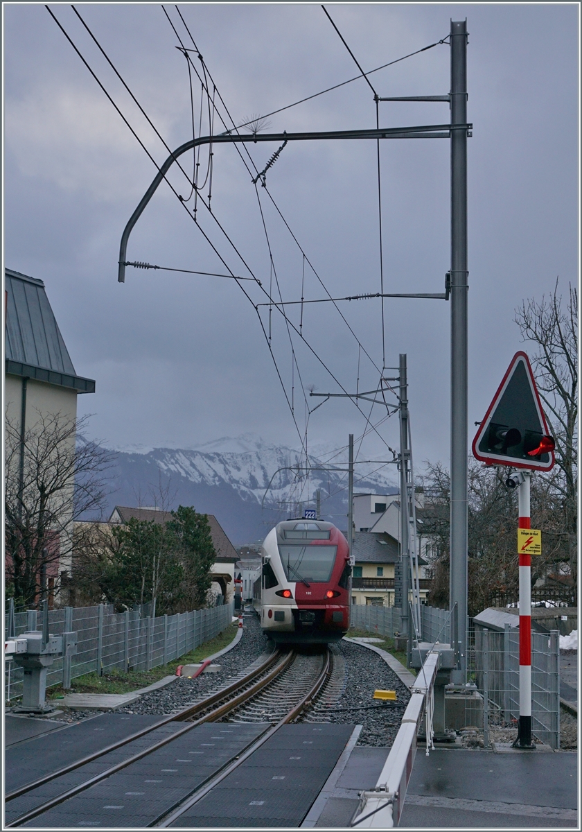 Der TPF RABe 527 198  Groupe Grisoni  und der RABe 527 192 als RE 3812 von Bern nach Broc Village kurz nach der Abfahrt in Bulle als  Nachschuss. Gefallen finde ich auch an der Fahrleitung, die weiterhin die relativ zierliche TPF Bauart nutzt. 

22. Dezember 2022 