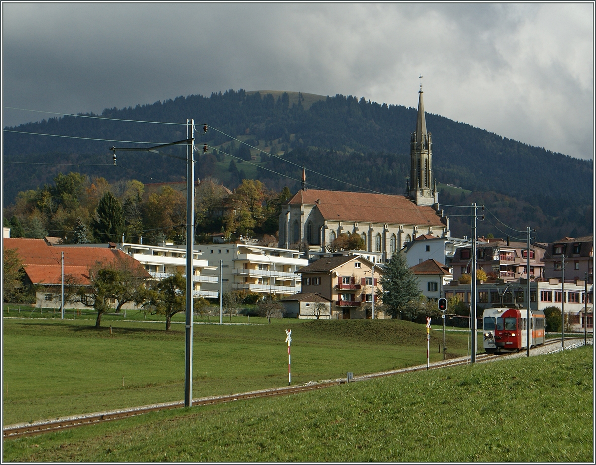 Der TPF Regionalzug nach Palzieux hat den Bahnhof Chatel St-Denis verlassen. Im Hintergrund ist die Strecke nach Bulle zu erkennen.
30. Okt. 2013