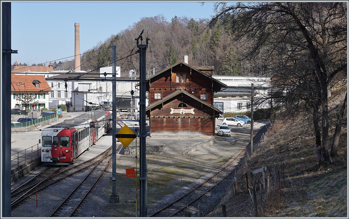 Der TPF Regionalzug S 60 14959 wartet in Broc-Fabrique auf die baldige Rückfahrt nach Bulle. 

2. März 2021