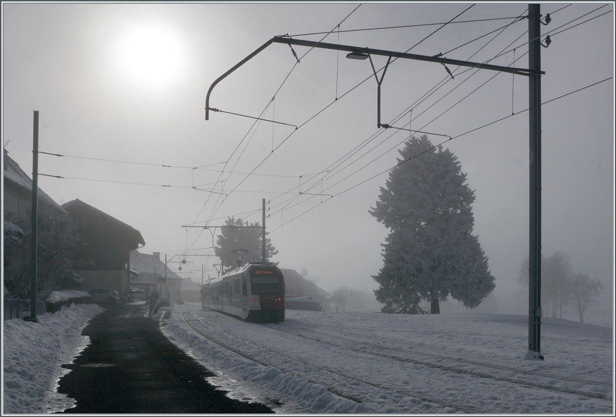 Der TPF SURF ABe 2/4 - B - Be 2/4 103 auf dem Weg von Bulle nach Palézieux beim Halt in Semsales im Gegenlicht. 

22. Dezember 2021 