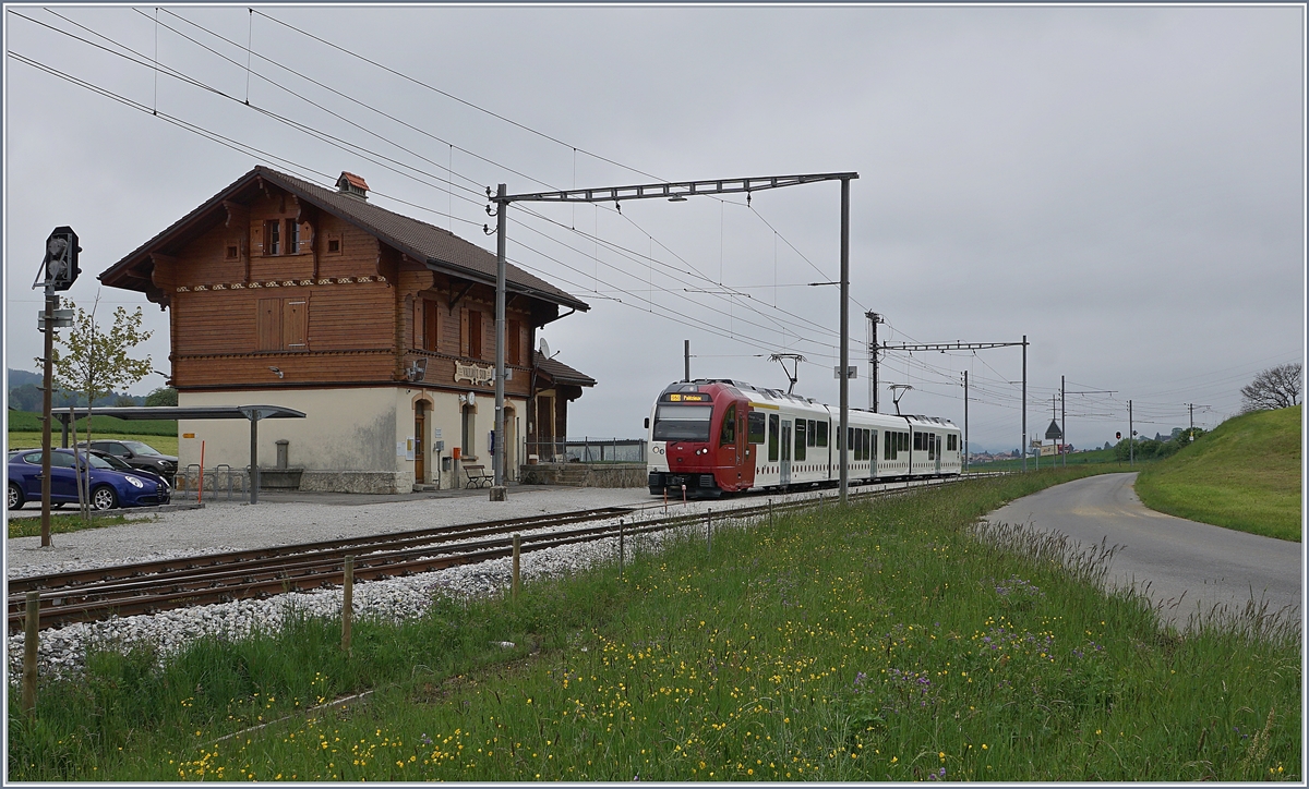Der TPF  SURF Be 2/4 / B / ABe 2/4 104 als S 50 nach Palézieux unterwegs erreicht den schmucken Bahnhof von Vaulruz Sud. 

12. Mai 2020