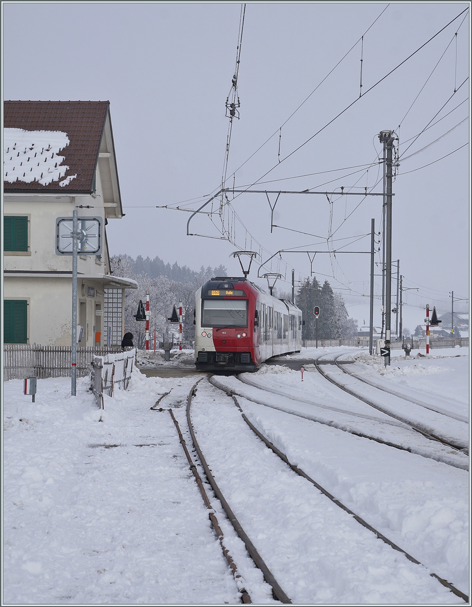 Der TPF SURF Be 2/4 - B - ABe 2/4 103 ist in La Verrerie eingetroffen und wartet auf den Gegenzug. 

22. Dezember 2021