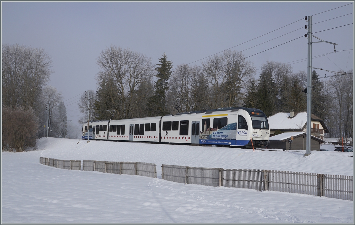 Der TPF SURF Be 2/4 - B - ABe 2/4 106 verlässt Semsales in Richtung Bulle. 

22. Dez. 2021