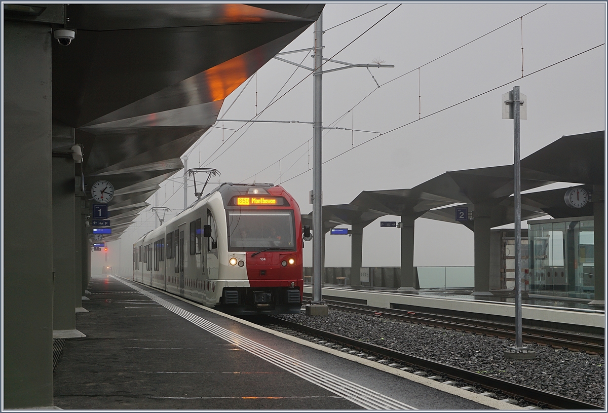 Der TPF SURF Be 2/4 104 wartet in Châtel St-Denis auf die Weiterfahrt nach Montbovon.

1. Dez. 2019