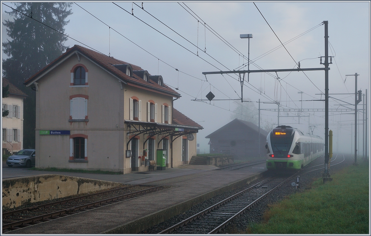 Der von der transN gemietet SBB RABe 523 074 steht in Buttes zur Abfahrt nach Fleurier bereit. 

5. Nov. 2019
