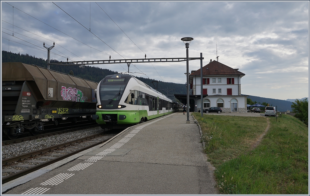 Der TransN RABe 527 333 als RE Le Locle - Neuchâtel beim Halt in Les Haut-Geneveys. 

12. August 2020