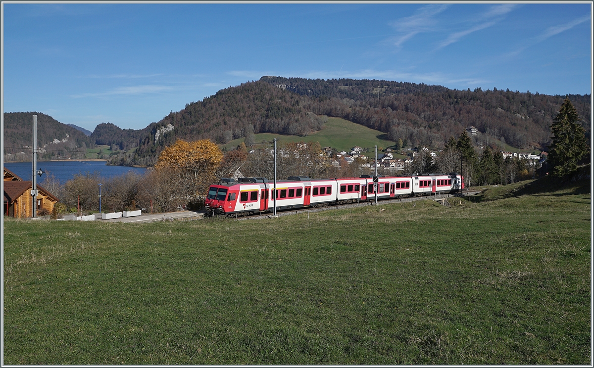 Der TRAVAYS Regionalzug 6019 erreicht den Halt Les Charbonnières. Der Zug besteht aus dem führenden Steuerwagen ABt NPZ DO Der TRAVYS Regionalzug TR 50 85 39-43 984-6 CH-TVYS, dem nachfolgenden Zwischenwagen B NPZ DO TR 50 85 29-43 384-1 CH-TVYS und dem schiebenden TRAVYS RBDe 560 384 (UIC RBDe 560 DO TR 94 7 560 384-0 CH-TVYS). Rechts im Bild gerade noch zu sehen, der Lac Brenet.

14. November 2020