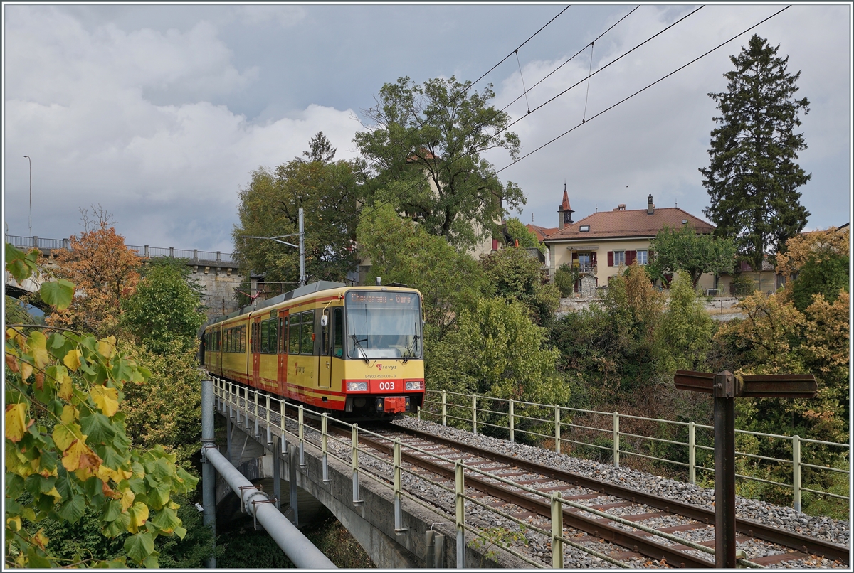 Der TRAVYS Be 4/8 003 (0948000 450 003-9 GT8-100D/2S) ist als Regionalzug 26825 von Orbe nach Chavornay unterwegs, überquert kurz nach seiner Abfahrt die Orbe und erreicht unmittelbar darauf den Halt St-Eloi.

15. August 2022