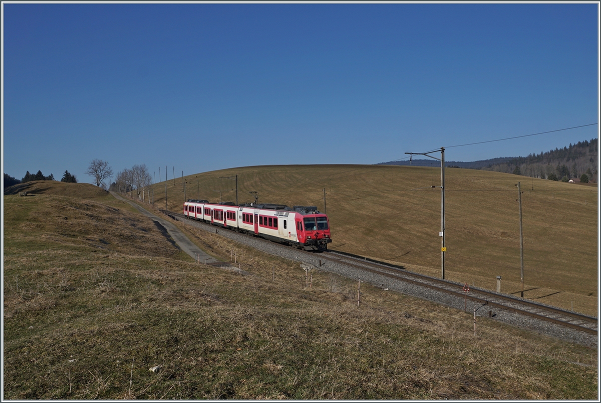 Der Travys RBDe 560 384-0 (RBDe 560 DO TR 94 85 7 560 384- CH-TVYS)  Lac Brenet  mit B und ABt ist als Regionalzug von Le Brassus nach Vallorbe kurz vor Les Charbonnières unterwegs, im Hintergrund sind einige Gamsen beim Frühstück zu sehen. 

24. März 2022
