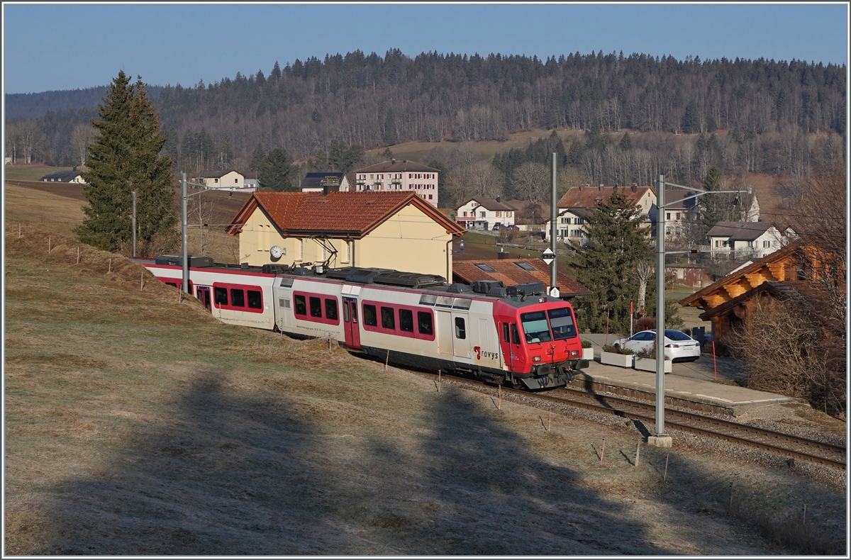 Der Travys RBDe 560 385-7 (RBDe 560 DO TR 94 85 7 560 385-7 CH-TVYS)  Lac de Joux  ist als Regionalzug von Le Brassus nach Vallorbe unterwegs und erreicht Les Charbonnières. 

24. März 2022