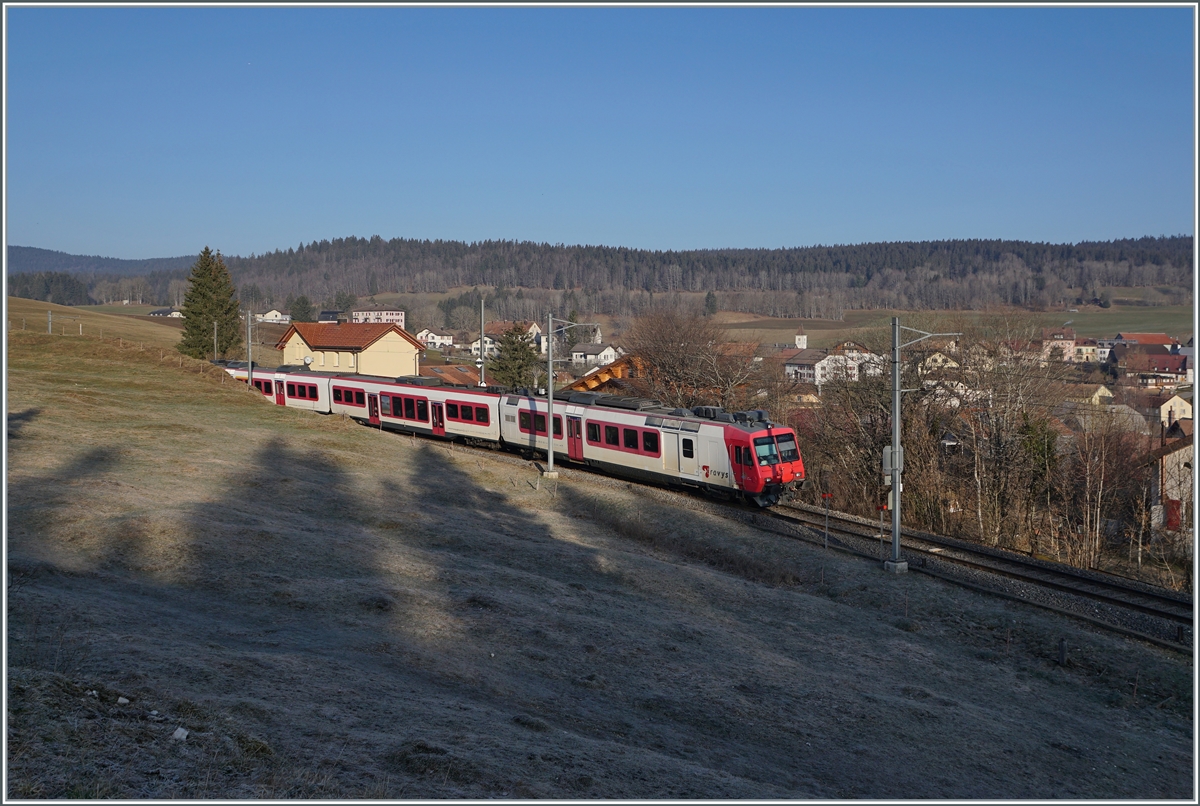 Der TRAVYS RBDe 560 385-7 (RBDe 560 DO TR 94 85 7560 385-7 CH-TVYS)  Lac de Joux  mit B und ABt  ist als Regionalzug auf dem Weg von Le Brassus nach Vallorbe hält dabei kurz in Les Charbonnières. 

24. März 2022