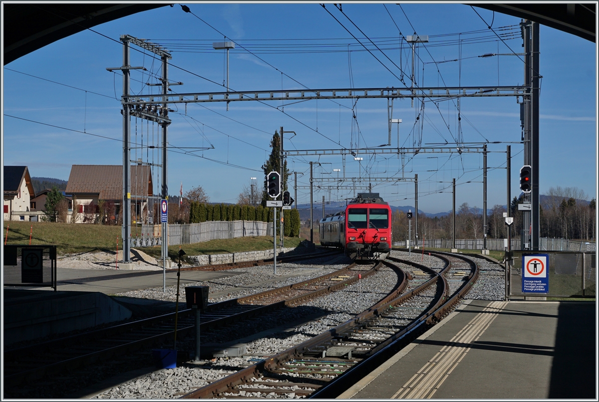 Der TRAVYS Regionalzug 6018 verlässt Le Brassus mit dem Ziel Vallorbe. Der Zug besteht aus folgenden Fahrzeugen: An der Spitze der TRAVYS RBDe 560 384 (UIC RBDe 560 DO TR 94 7 560 384-0 CH-TVYS) gefolgt vom Zwischenwagen B NPZ DO TR 50 85 29-43 384-1 CH-TVYS und an Schluss der Steuerwagen ABt NPZ DO TR 50 85 39-43 984-6 CH-TVYS. 

14. November 2020