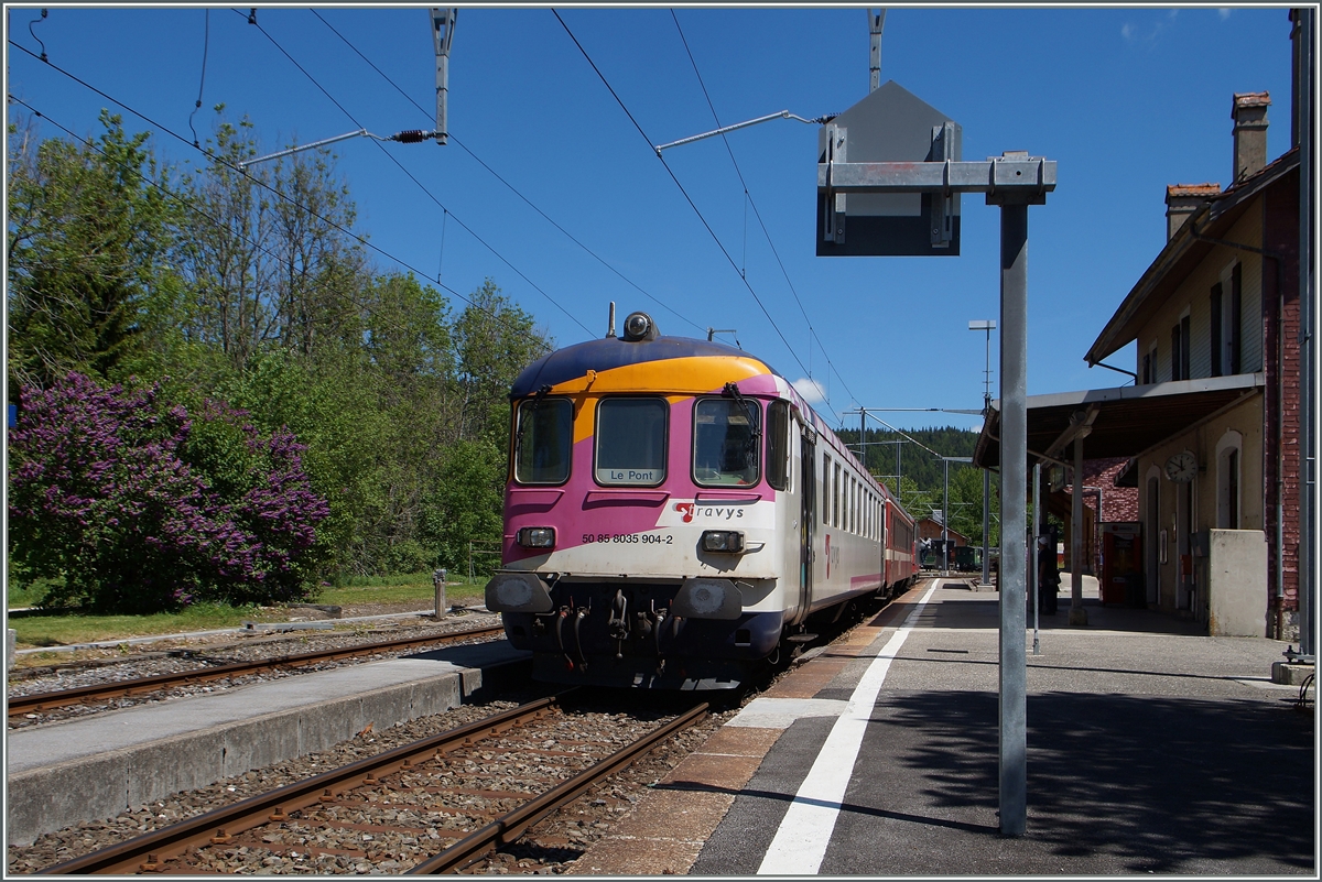 Der Travys Schülerzug 6020/6019 in Le Pont, der mangels weiterer Gleise in Le Pont ausser Mittwoch (Schulfreier Nachmittag) als Leermaterialzug nach Le Lieu zurückfahrt, aber heute an diesem Mittwoch als Regelzug 6019 Le Pont - Le Brassus zu finden ist.
Dieses Bild zeigt den ex MThB Steuerwagen Seite Le Brassus. 
3. Juni 2015